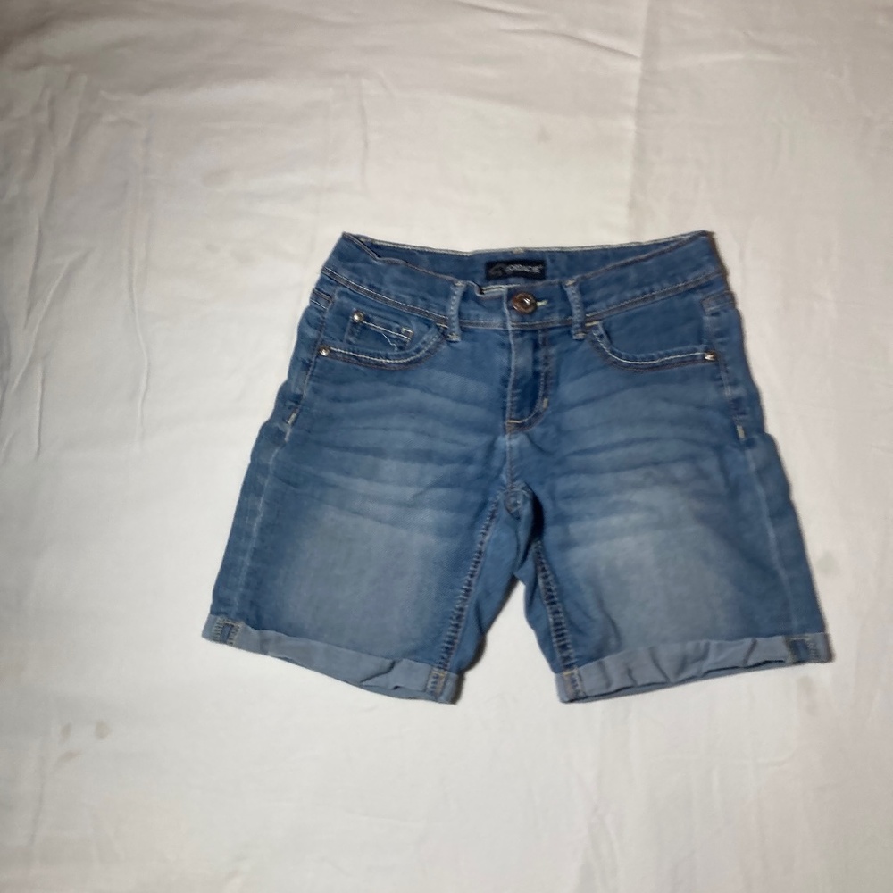 Jordache jeans shorts with embroidered pockets - Picture 1 of 3